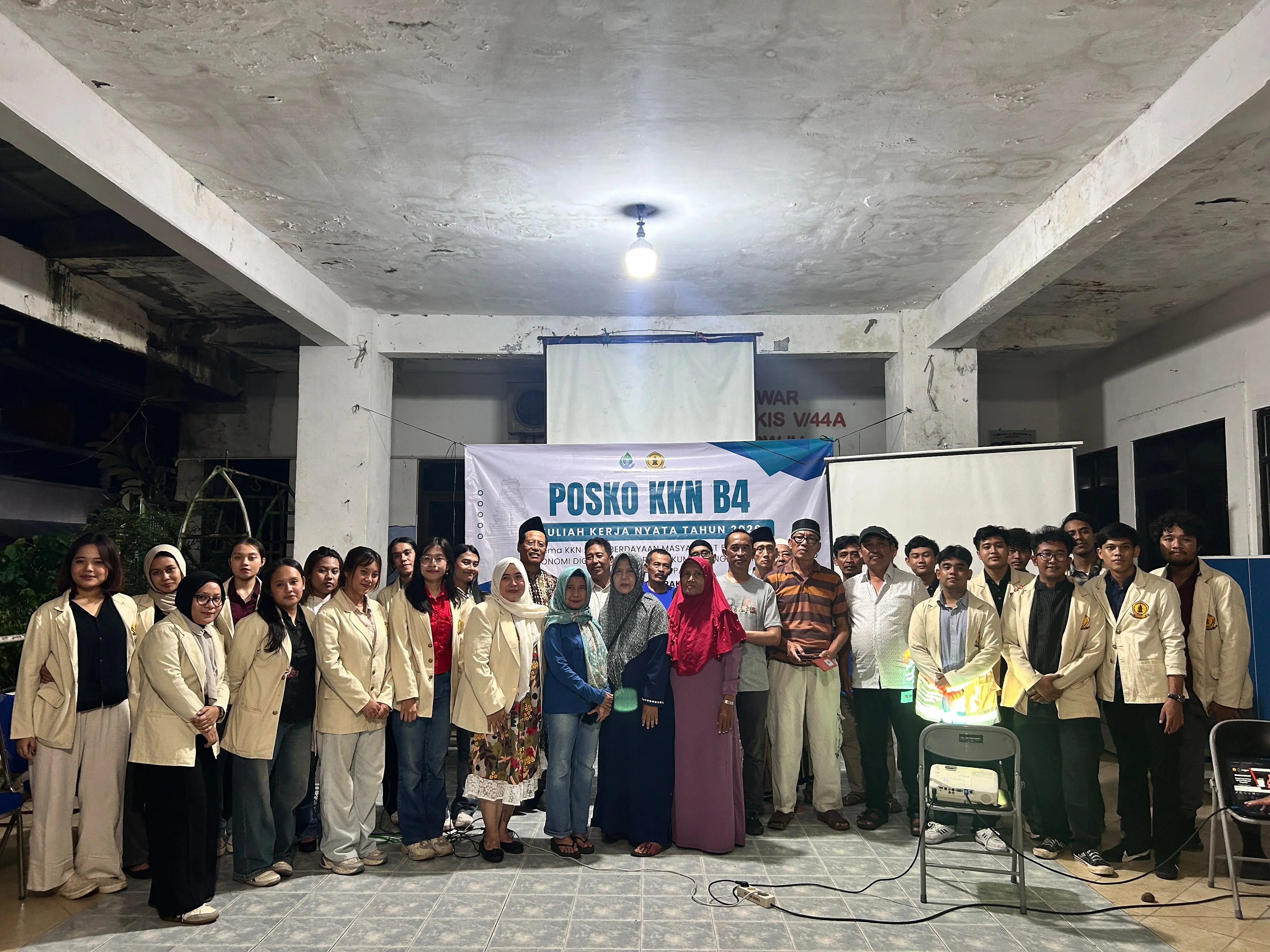 Mahasiswa UWKS Kenalkan Budidaya Maggot sebagai Solusi Pengelolaan Sampah Organik dan Peningkatan Ekonomi Masyarakat di Dukuh Pakis