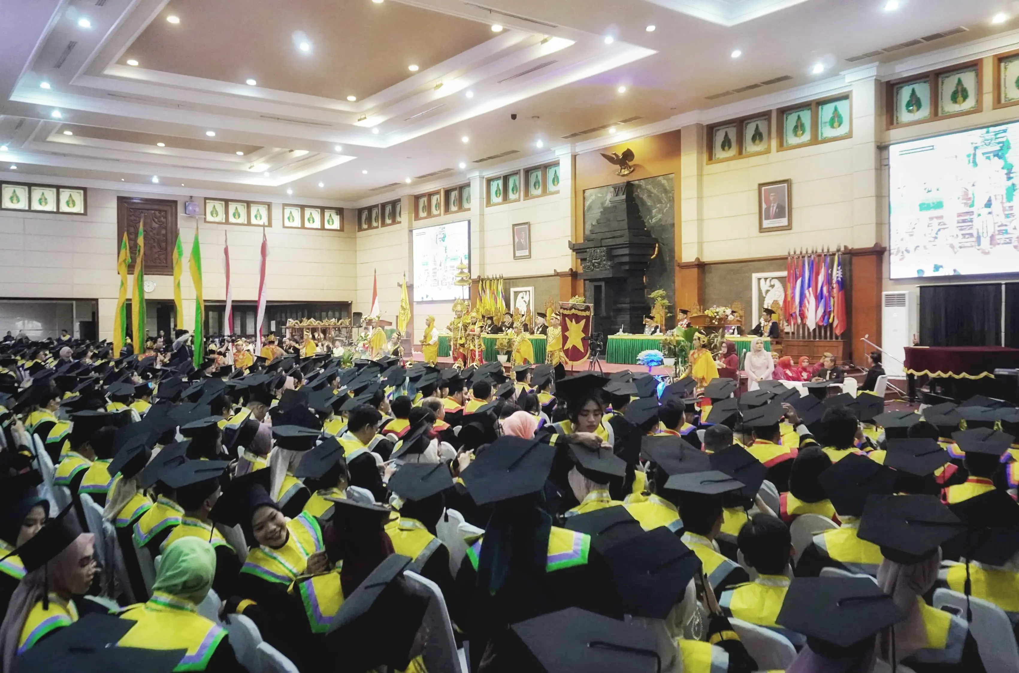 Bukan Tentang Apa Yang Dikenakan, Namun Tentang Apa Yang Diperjuangkan: 700 Toga dan Setiap Cerita Dibaliknya.