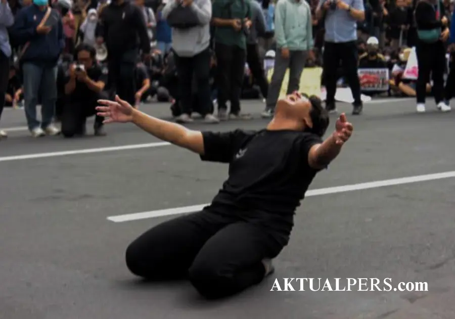 Surabaya Memanas: Demo Tolak UU TNI Berujung Ricuh, Water Cannon dikerahkan