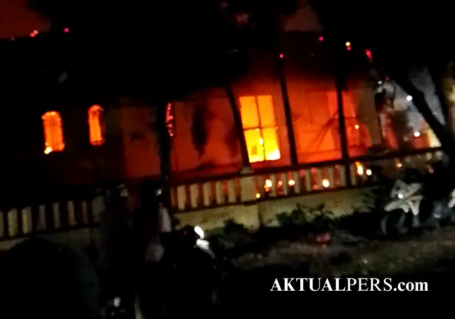 Surabaya Membara, Polsek Tegalsari Ludes Dibakar Massa saat Aksi Demo Ricuh