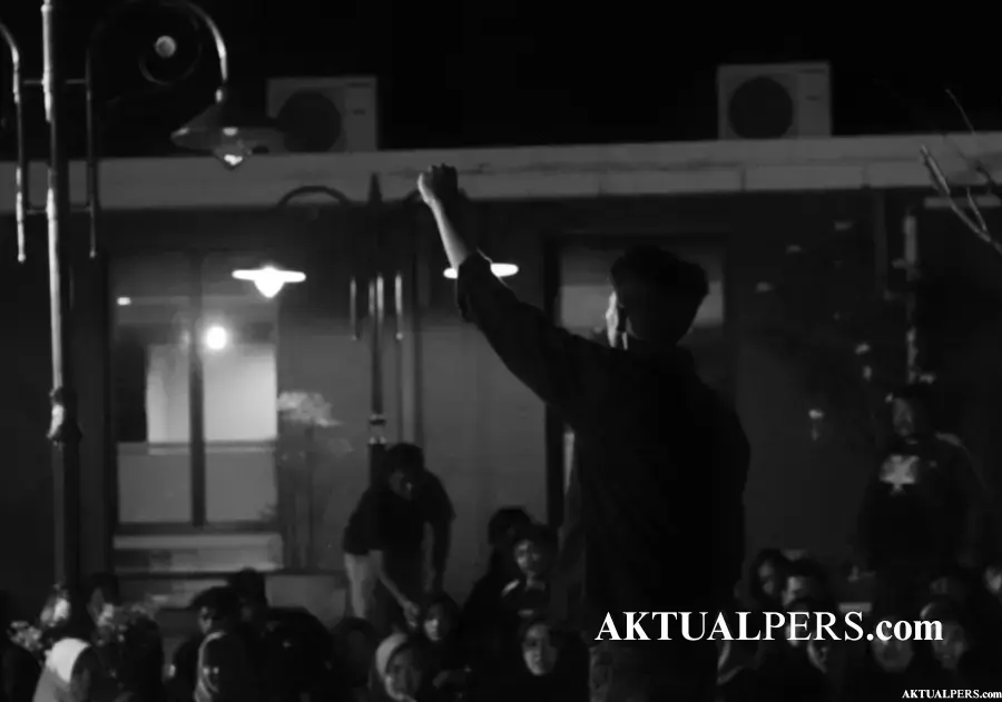 Lilin dan Bunga Mawar di Candi Penataran, Mahasiswa UWKS Kenang Para Korban Aksi Demonstrasi